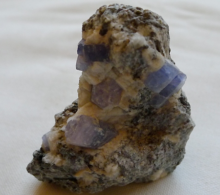 ヒマラヤ産サファイア原石001 カンチェンジュンガ産の母岩付き